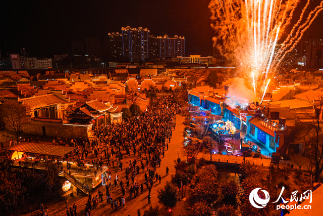 夜幕下，游客在宜春万载古城观赏烟花表演。人民网涂诗轩摄