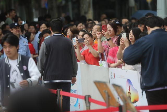 市西中学考点门口，家长们举着手机记录下这个时刻 新民晚报记者 周馨 摄