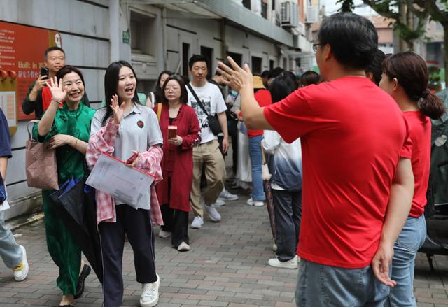市西中学考点，老师们加油打气 新民晚报记者 周馨 摄