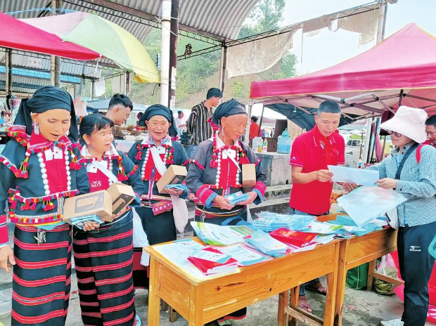 到少数民族地区开展野生菌防控宣传。