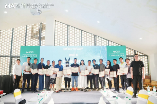 堤上村支部书记闫素玲与民生银行驻村第一书记曹奕萌为艺术家代表授予“荣誉村民”证书