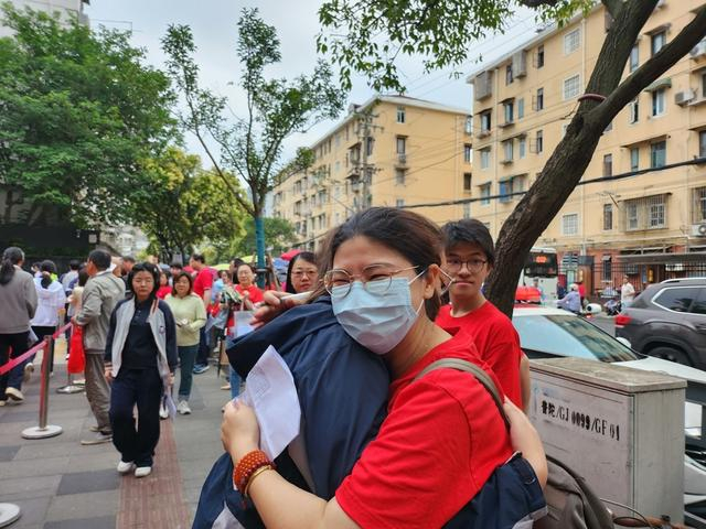甘泉外国语中学送考教师与考生深情拥抱 学校供图