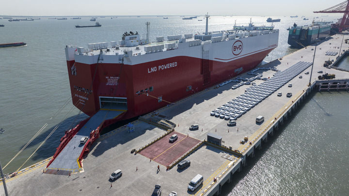 　　2025年4月26日，出口汽车在苏州港太仓港区码头集中装载上“深圳号”汽车运输船（无人机照片）。新华社发（王须中 摄）