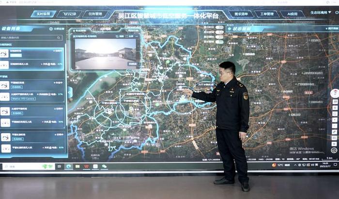 2025年3月17日,在江苏吴江太浦河驿站,当地生态环境部门工作人员介绍无人机巡航情况。新华社记者 季春鹏 摄