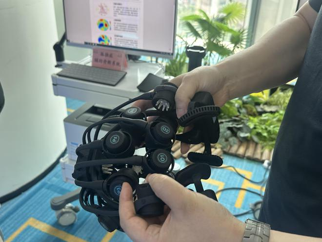 Quick-20r无线干电极脑电记录仪 图片来源：每经记者 陈星 摄