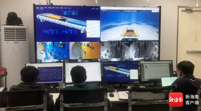 在海底数据中心项目岸站总控室，技术人员关注着“海底数据舱”在水下的状态。记者 林师堂 摄