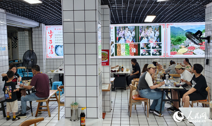 小罗子汤店里，顾客正在用餐。人民网记者时雨摄