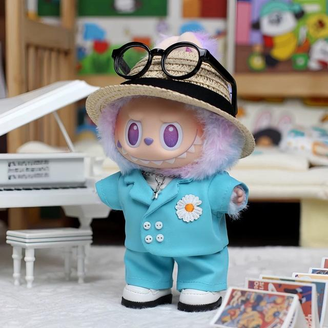 电商平台上LABUBU的“穿搭”范例。 图片来源网络