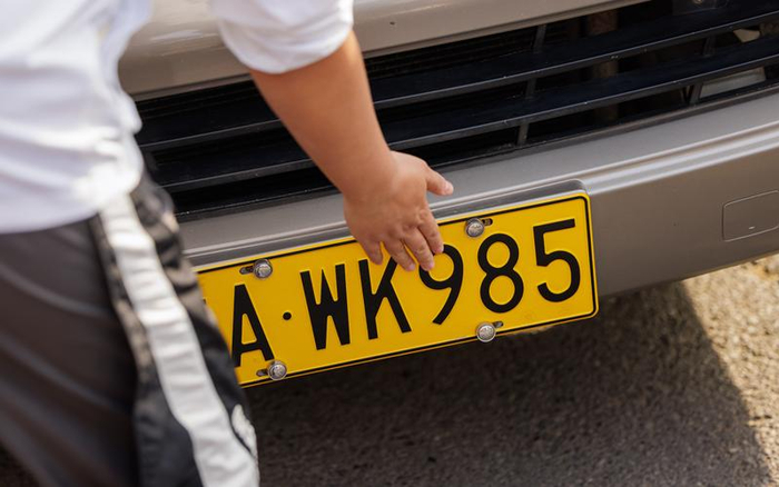 ▲6月7日，北京潞河中学考生手摸“我考985”的车牌图吉利。新京报记者 王子诚 摄