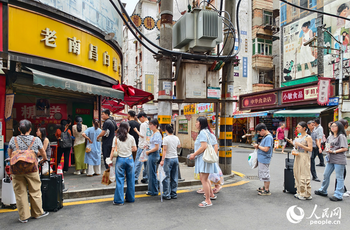 游客在排队购买南昌特色美食白糖糕。人民网记者时雨摄