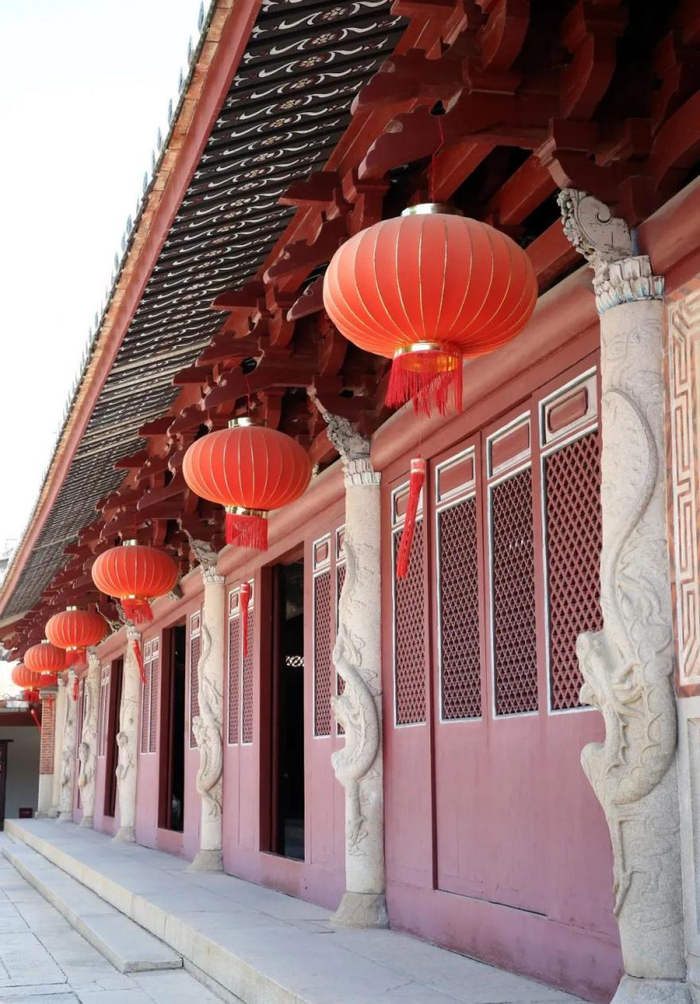 大成殿正面殿前檐下有两根浮雕盘龙金柱和六根浮雕盘龙檐柱。陈英杰 摄