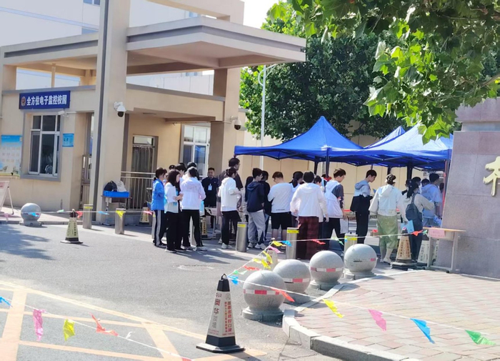 天津市某考点，考生正在排队通过人工安检和智能安检（未来网记者摄）