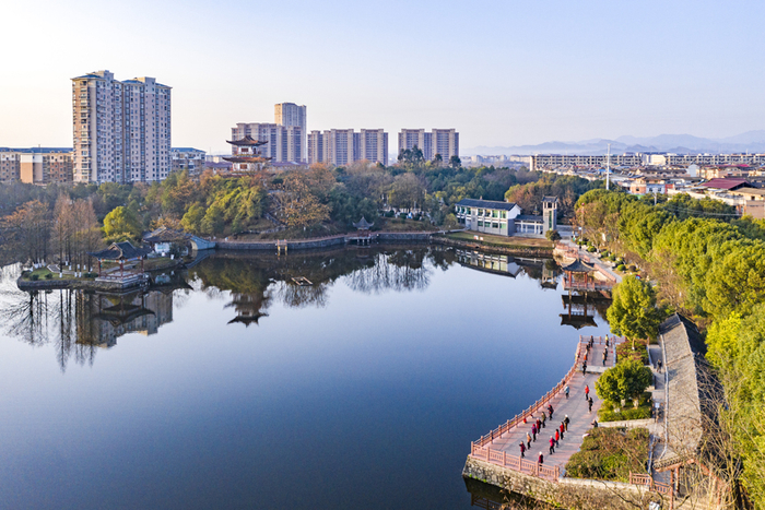 南丰县琴湖湿地公园景色如画，市民在园中休闲健身。谢东摄