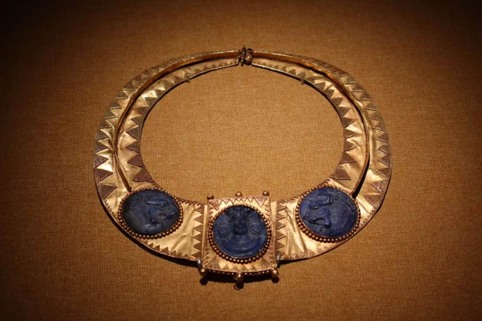 青金石人首狮首纹黄金项圈。 本报记者 梁信 摄