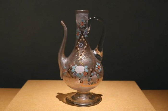 花卉纹玻璃壶。 本报记者 梁信 摄