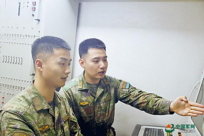 　　刘相君在方舱手把手帮教新兵。谭涵 摄