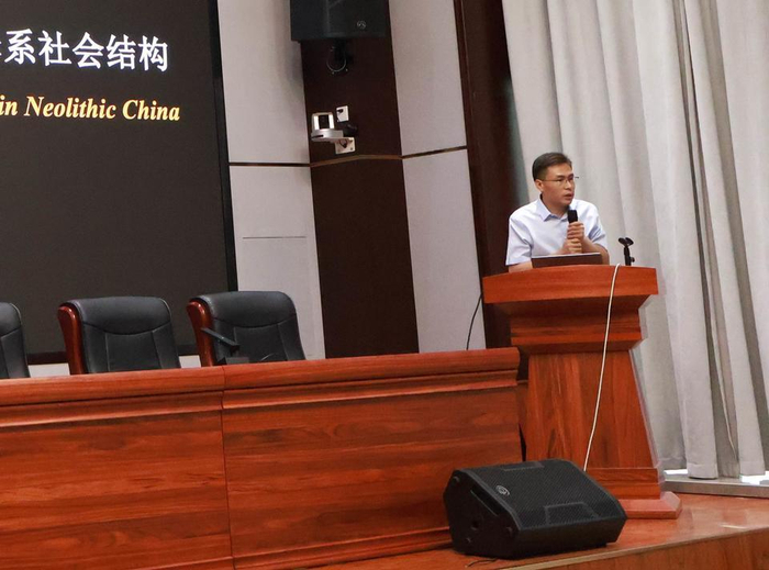 宁超在新闻发布会上介绍项目科研成果