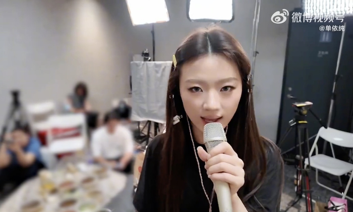 单依纯在微博中发出《李白》休息室版