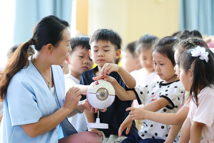 　　2025年6月5日，在河北省石家庄市华北幼儿园，健康老师为孩子们讲解眼球结构。新华社发（梁子栋摄）