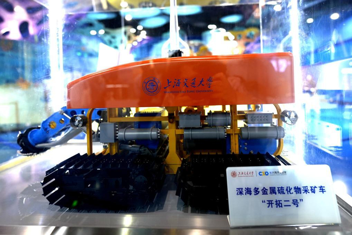 6月7日，在展览上拍摄的深海多金属硫化物采矿车“开拓二号”模型。新华社记者 张建松 摄