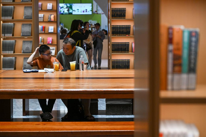 人们在上海徐家汇书院读书（5月17日摄）。新华社记者 陈朔 摄