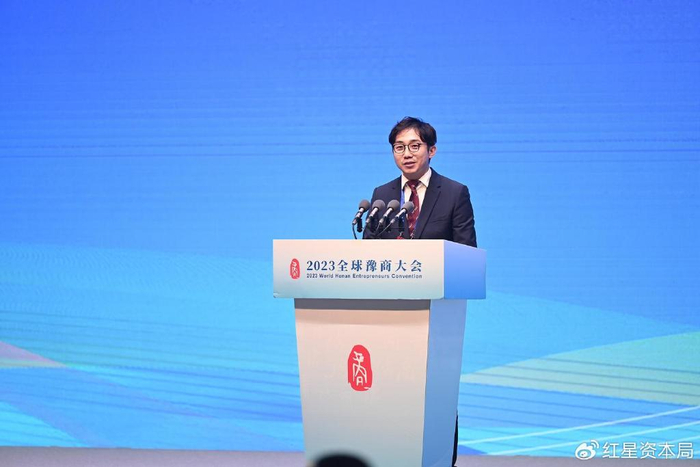 ▲2023年4月，泡泡玛特董事长王宁在2023全球豫商大会上发言。图据视觉中国