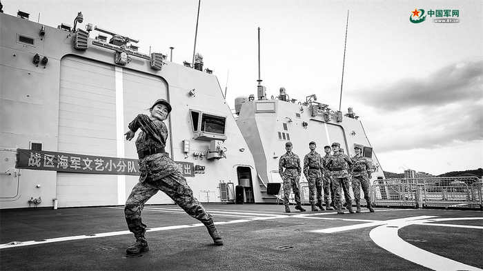 　　南部战区海军文艺小分队赴基层部队开展文化服务活动。图为队员们在舰艇上慰问演出。陈 祥 摄