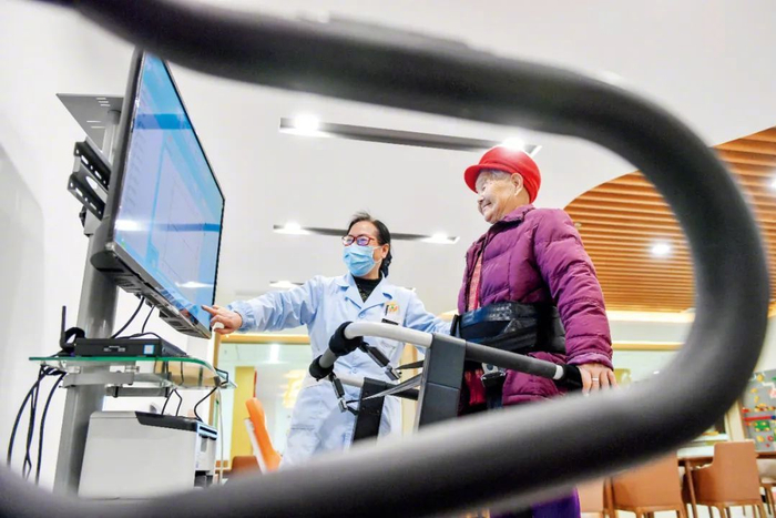 2023年2月27日，浙江湖州市长兴县一处智慧养老中心，老人通过数字化设备进行康复测试和能力评估。图/视觉中国