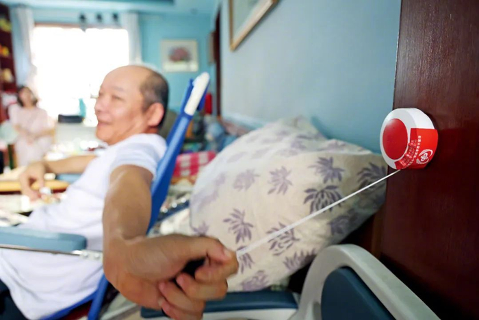 上图：2022年10月27日，天津市和平区文化村社区，楼道内加装了扶手和折叠椅便于老人上下楼。图/新华