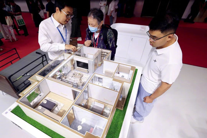 2025年5月21日，在北京举行的第十一届中国国际养老服务业博览会上， 工作人员介绍适老化改造家具模型。图/中新