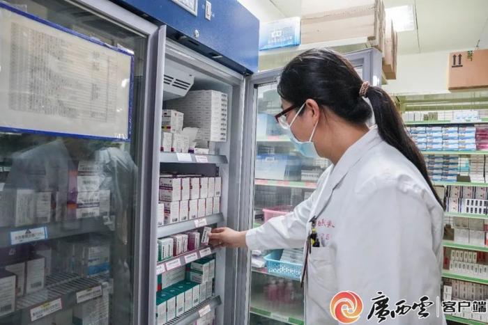 广西医科大学第一附属医院医师在查看抗蛇毒血清储备情况。广西云-广西日报记者 古秀芳 摄