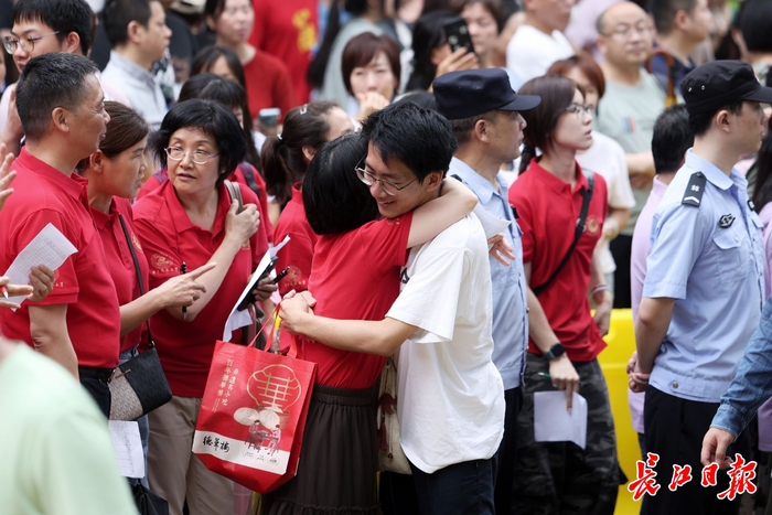 6月7日，武汉二中考点，一名老师拥抱考生加油打气。记者胡冬冬 摄