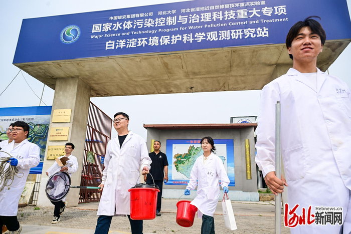 5月29日，河北大学生态环境系师生出发去淀里采样。