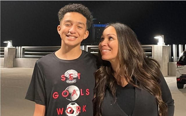 加西亚（右）和她的儿子塞维尔·塞泽尔 资料图 图自英媒