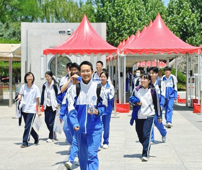 6月7日,高考语文科目考试结束后,考生从北京一零一中学考点走出。新华社记者赵旭 摄