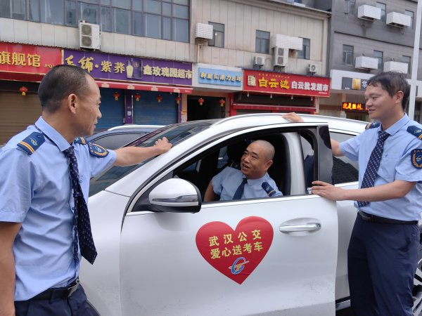 6月7日，武汉公交229路司机黄汉华（左）和同事任智勇（中）和邹凡（右）特意调休，驾驶私家车爱心送考。通讯员万建国 摄