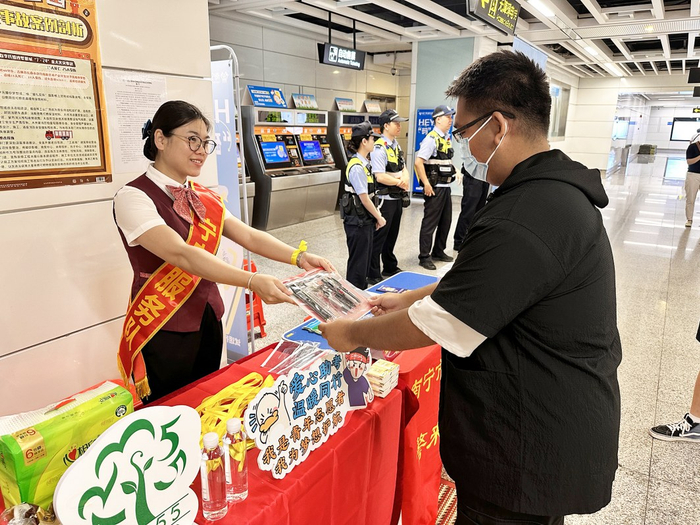     南宁地铁志愿者送上爱心文具。    本报记者何璨汐 摄