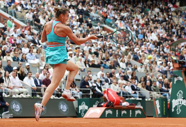 萨巴伦卡在比赛中回球 新华社记者 高静 摄