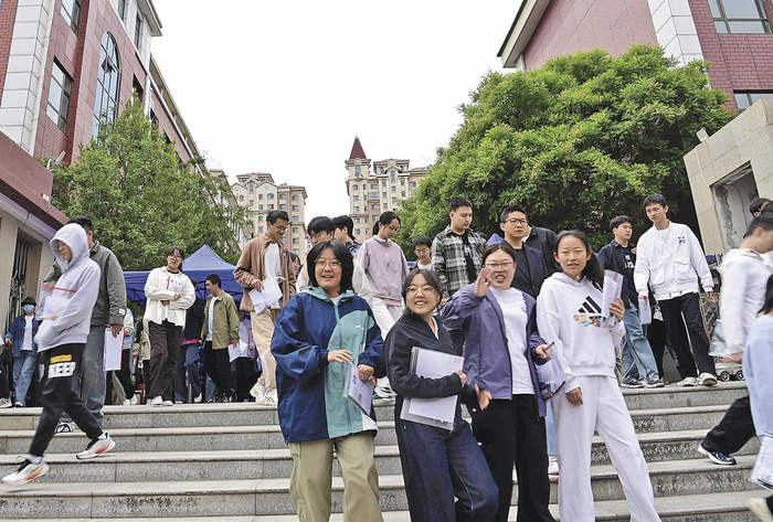 考试结束。本报记者 陆广涛 王宥力 摄