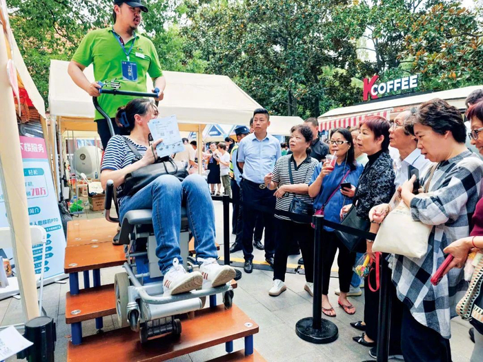 2024年10月18日，在上海徐汇区举办的一场适老化主题活动期间，老年人体验爬楼机。图/视觉中国