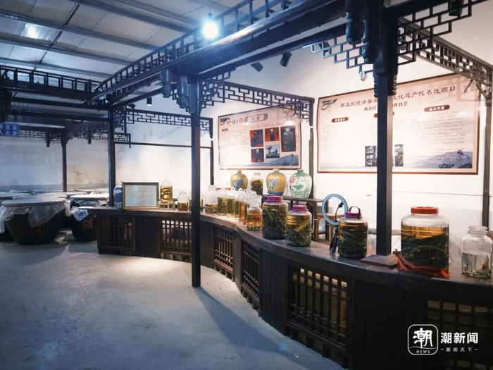 柜子上陈列着用蛇泡的酒。潮新闻记者 吴馥梅 摄