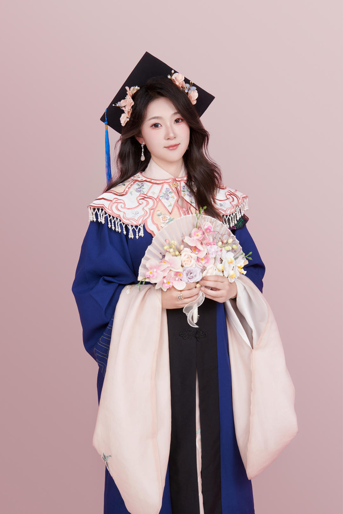 ▲天津师范大学陈婧熙在社交媒体上分享自己的国风毕业照