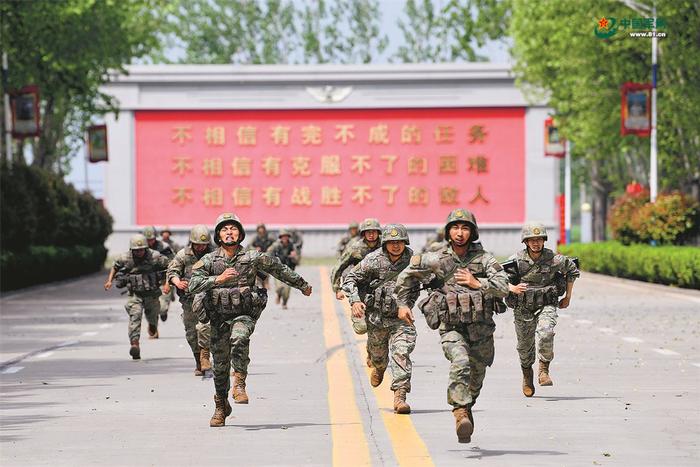 　　该旅官兵进行武装奔袭训练。季　鹏摄