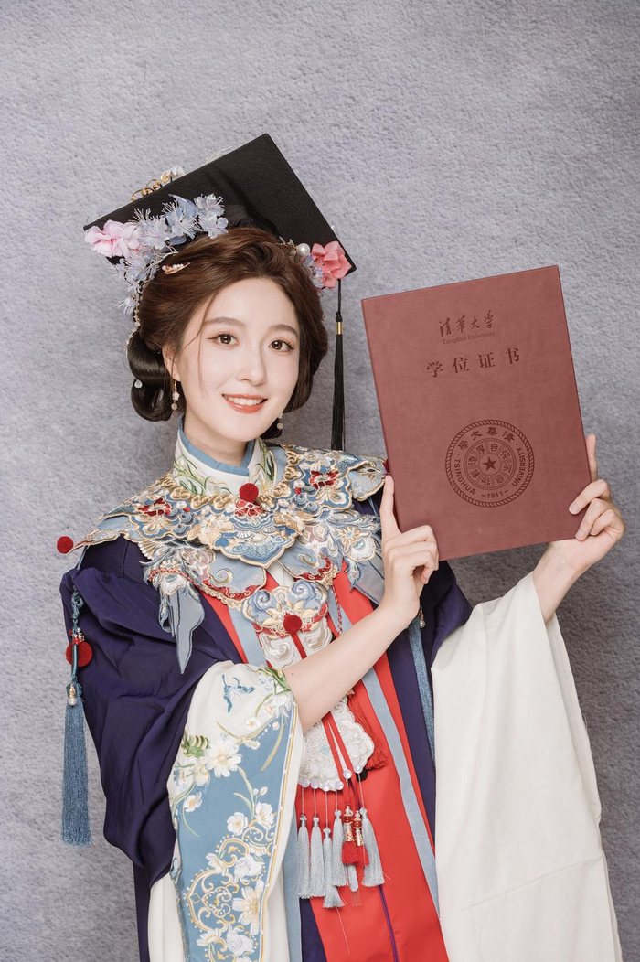 ▲清华大学侯同学的国风毕业照