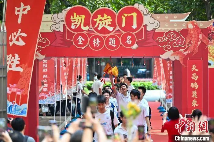 6月7日，考生前往广州天河中学考点。当日，2025年高考大幕开启。中新社记者 陈骥旻 摄