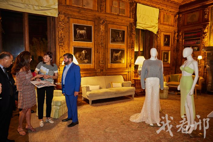 在米兰国际时装周期间，以静态艺术展形式展示清河羊绒服饰。