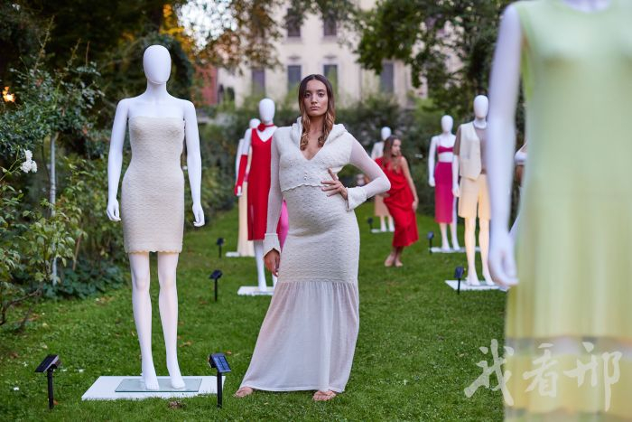 在米兰国际时装周期间，以静态艺术展形式展示清河羊绒服饰。