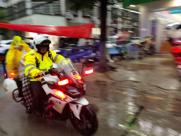 “汉警快骑”队员护送考生。通讯员武龚萱 供图