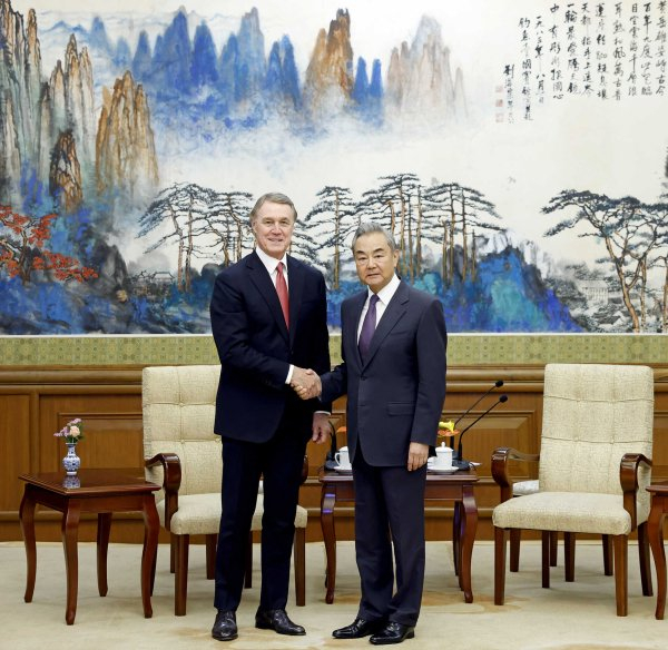 6月3日，中共中央政治局委员、外交部长王毅在京会见美国新任驻华大使庞德伟。图片来源：外交部网站