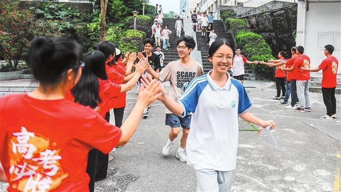     6月7日，广西三江侗族自治县三江中学老师为入场的考生加油。本组图片均为新华社发